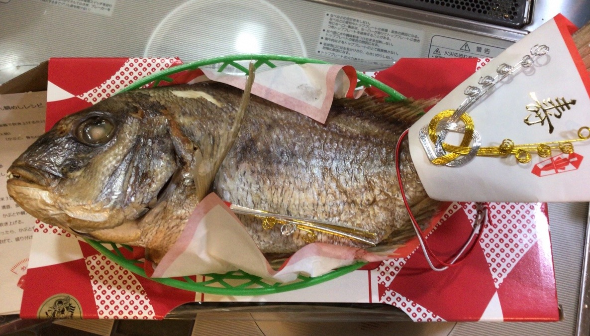 お魚フライを買ったら尾頭付きの大きな鯛の塩焼きがついてきちゃった話